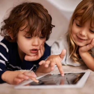 Sveriges regering erkänner: skärmar försämrar skolresultaten