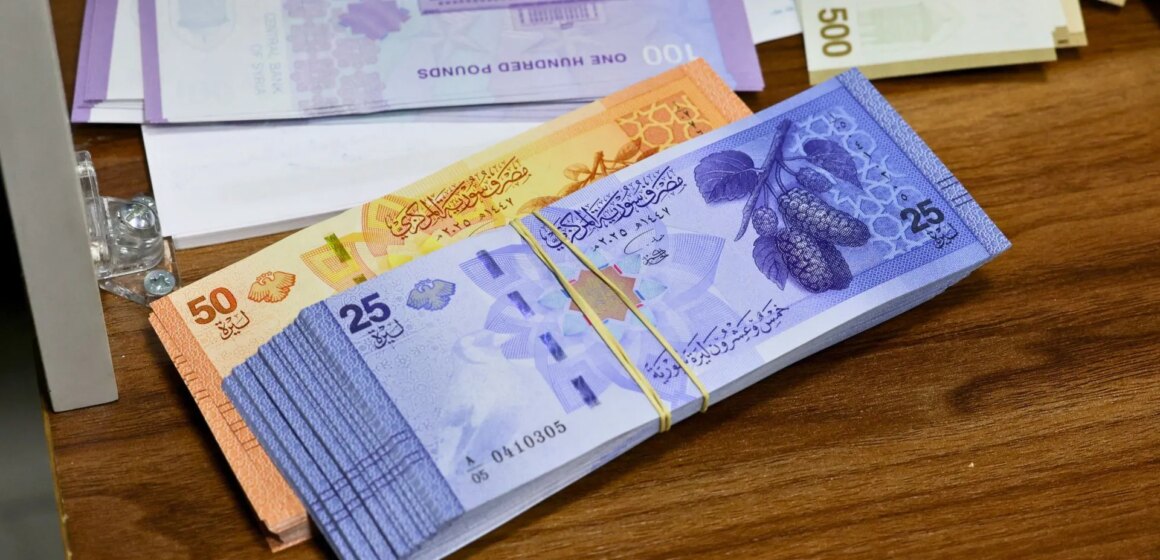 Syriens nya valuta tar bort al-Assads familjebilder, försöker stärka ekonomin

