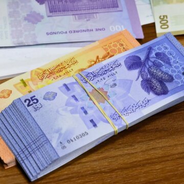 Syriens nya valuta tar bort al-Assads familjebilder, försöker stärka ekonomin

