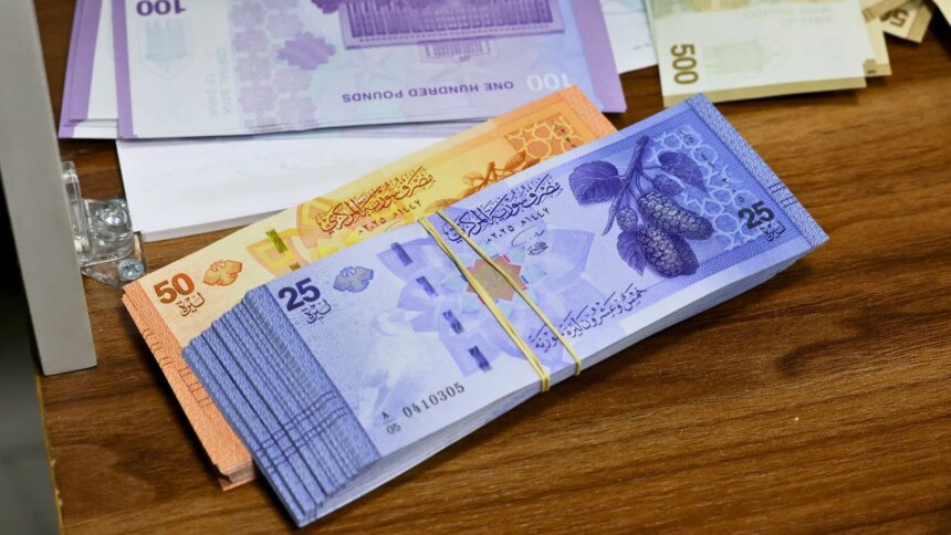 Syriens nya valuta tar bort al-Assads familjebilder, försöker stärka ekonomin

