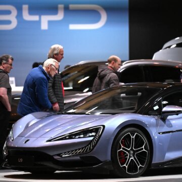 Tesla tappar plats som världens främsta elbilssäljare till Kinas BYD

