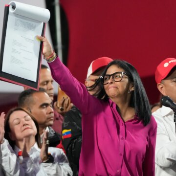 Venezuelas Rodriguez undertecknar oljereformlag medan USA lättar på sanktionerna

