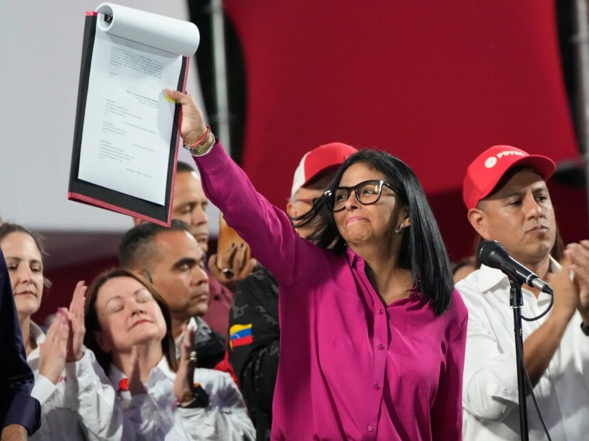 Venezuelas Rodriguez undertecknar oljereformlag medan USA lättar på sanktionerna Venezuelas Rodriguez undertecknar oljereformlag medan USA lättar på sanktionerna