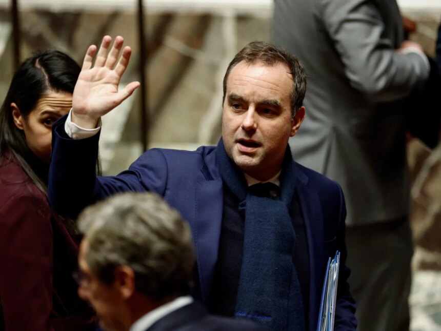 Frankrike antar budget för 2026 efter att två misstroendeomröstningar misslyckats


