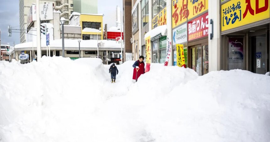 Rekordstora snötäcken Japan, dödade minst 30 människor

