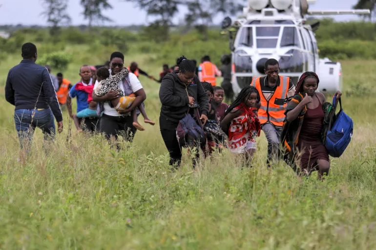 epa12664698 Räddningsteam hjälper invånare i grannskapet den 3 februari som drabbats av kraftiga regn i Maputo- och Gaza-regionerna, Maputo, Moçambique, 20 januari 2026. Räddningsinsatserna fortsätter för hundratals familjer som är avskurna av översvämningar, med några tar sin tillflykt till hustaken i södra delen av Moambique, eller efter dagar i södra trädtaken i Moambique. nästan kontinuerligt regn som också har tvingat dammar, inklusive några i grannländerna, att öka vattenutsläppen. EPA/LUISA NHANTUMBO