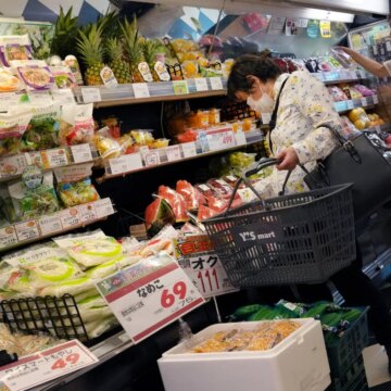 I Japans val hoppas väljarna på lättnad från stigande priser

