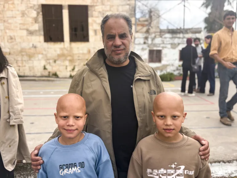 Abu Zaid al-Hajj med sina tvillingsöner, Muhammad och Ahmed, 10 år [Bladet]