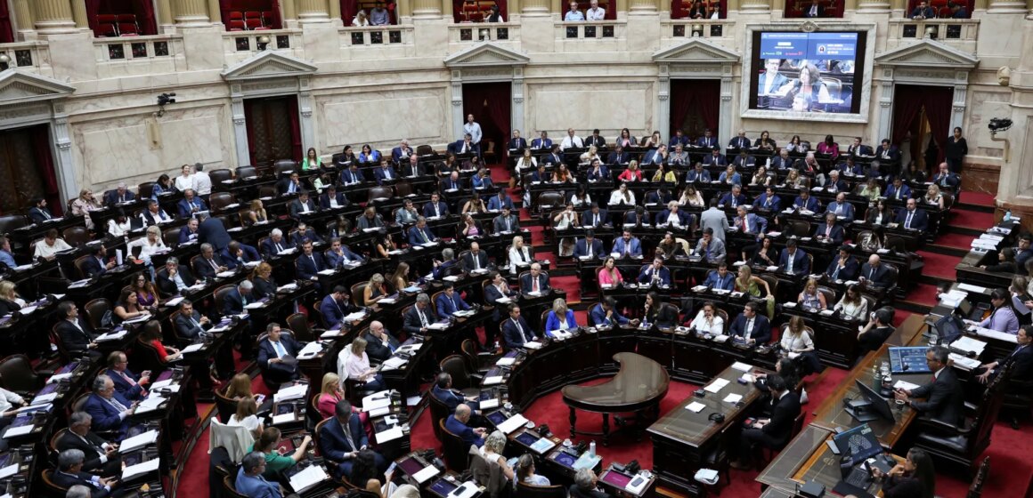 Argentinas deputeradekammare godkänner ett kontroversiellt lagförslag om arbetsreform

