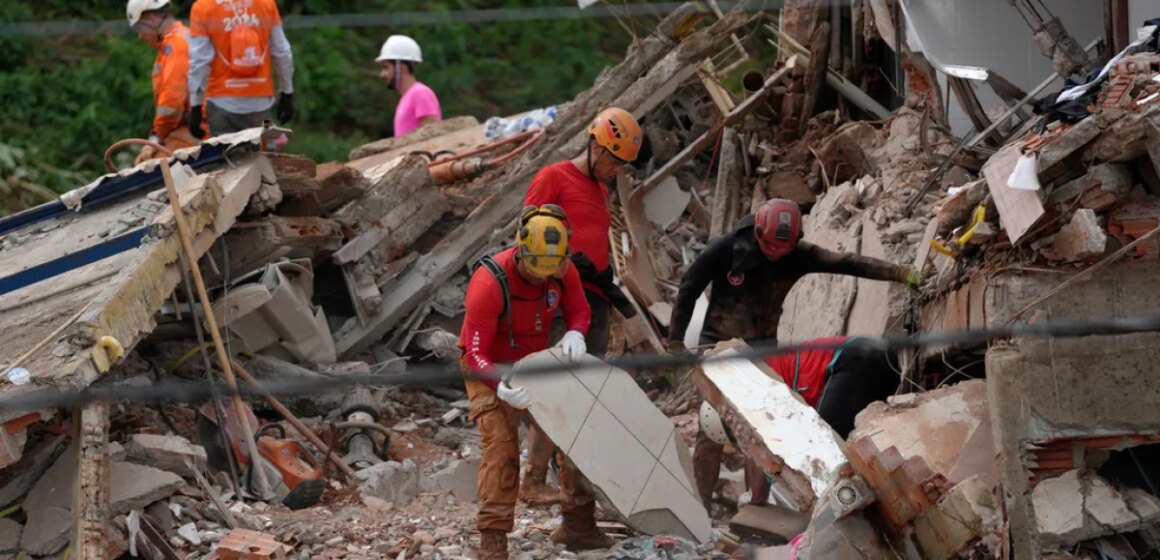 Minst 23 döda när kraftiga regn släpper lös översvämningar i sydöstra Brasilien

