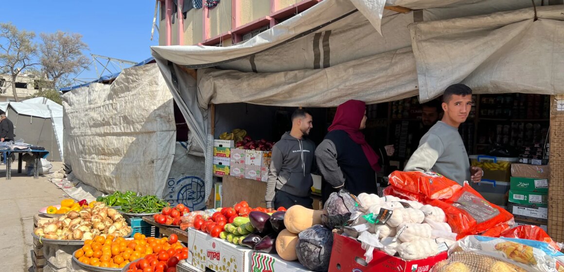 I Gaza, när det är ont om pengar, räknas varje val: bank, kontanter eller kredit?

