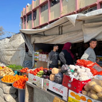 I Gaza, när det är ont om pengar, räknas varje val: bank, kontanter eller kredit?

