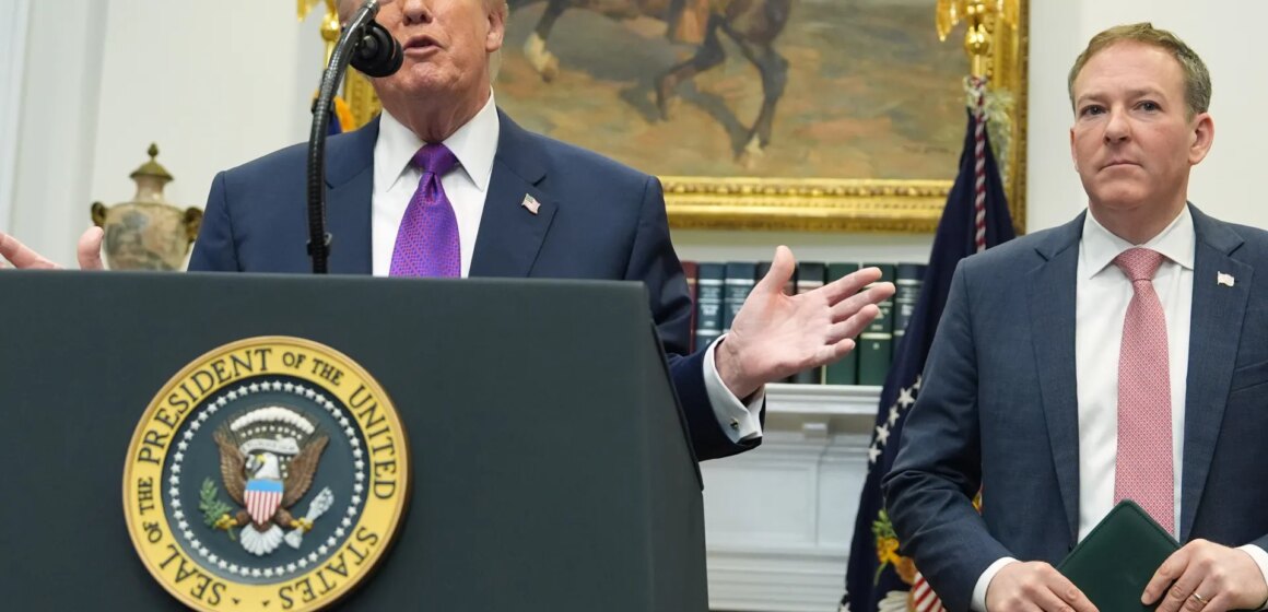 Advokatgrupper stämmer Trump-administrationen för upphävandet av upptäckten av hot

