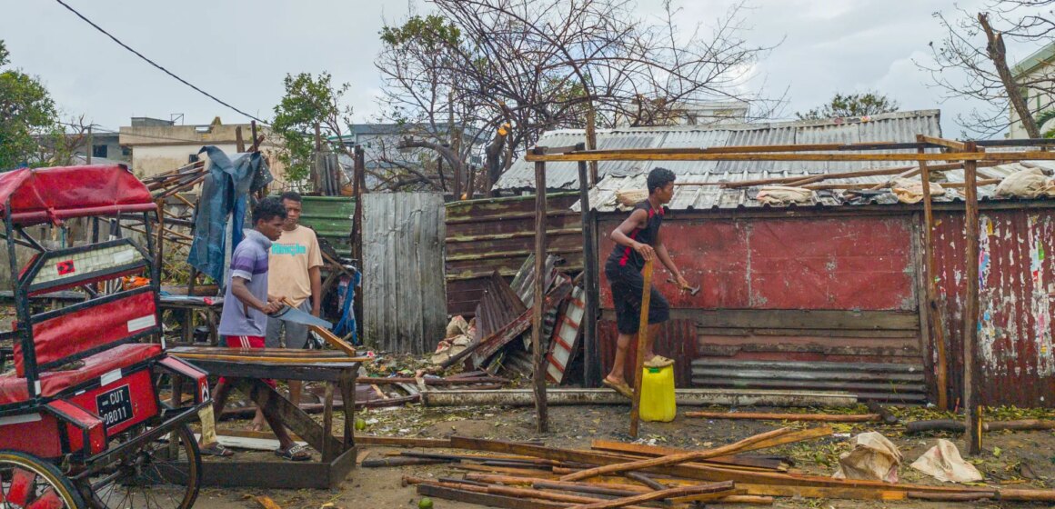 Dödssiffran i cyklonen i Madagaskar har nått 38 12 000 på flykt; Moçambique hängslen

