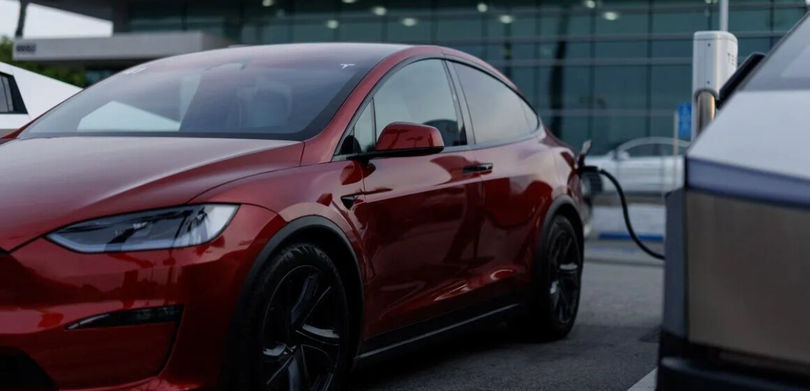 Elon Musks Tesla rapporterar för första gången någonsin en årlig nedgång i intäkter

