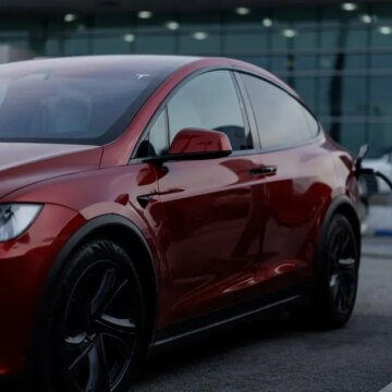 Elon Musks Tesla rapporterar för första gången någonsin en årlig nedgång i intäkter

