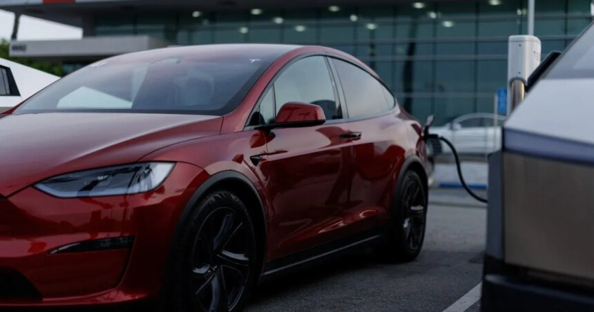 Elon Musks Tesla rapporterar för första gången någonsin en årlig nedgång i intäkter


