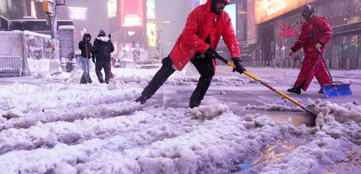 En enorm snöstorm i nordöstra USA tvingar miljontals hem; stör skolor, flyg | Vädernyheter
