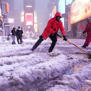 En enorm snöstorm i nordöstra USA tvingar miljontals hem; stör En enorm snöstorm i nordöstra USA tvingar miljontals hem; stör skolor, flyg | Vädernyheter