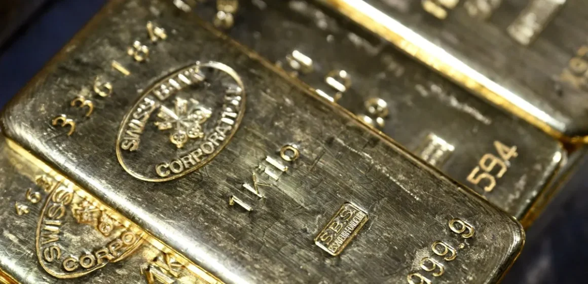 Guld stiger till över 5 500 dollar mitt i Irans spänningar, försvagar den amerikanska dollarn

