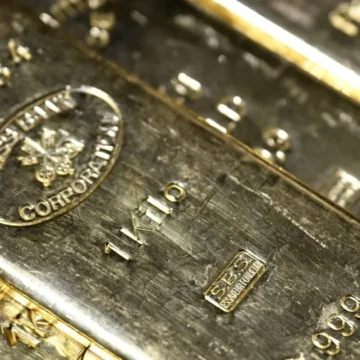 Guld stiger till över 5 500 dollar mitt i Irans spänningar, försvagar den amerikanska dollarn

