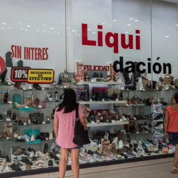 I Argentina tar lokalbefolkningen lån för att köpa mat

