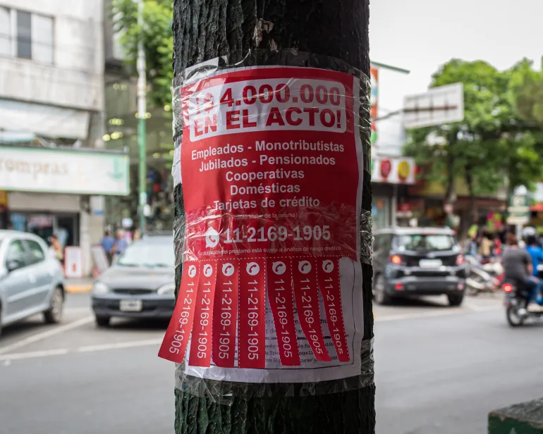 En gatuannons i Argentina som erbjuder lån utanför banksystemet med mycket höga räntor