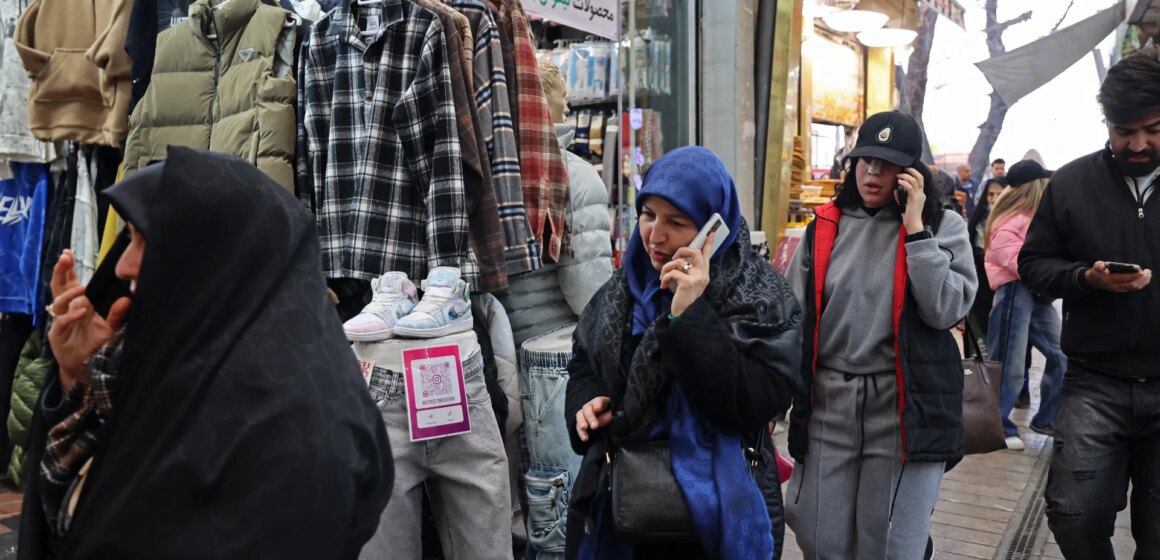 Irans ekonomi vacklar när internetavstängning slår hårt mot människor, företag

