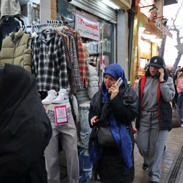 Irans ekonomi vacklar när internetavstängning slår hårt mot människor, företag

