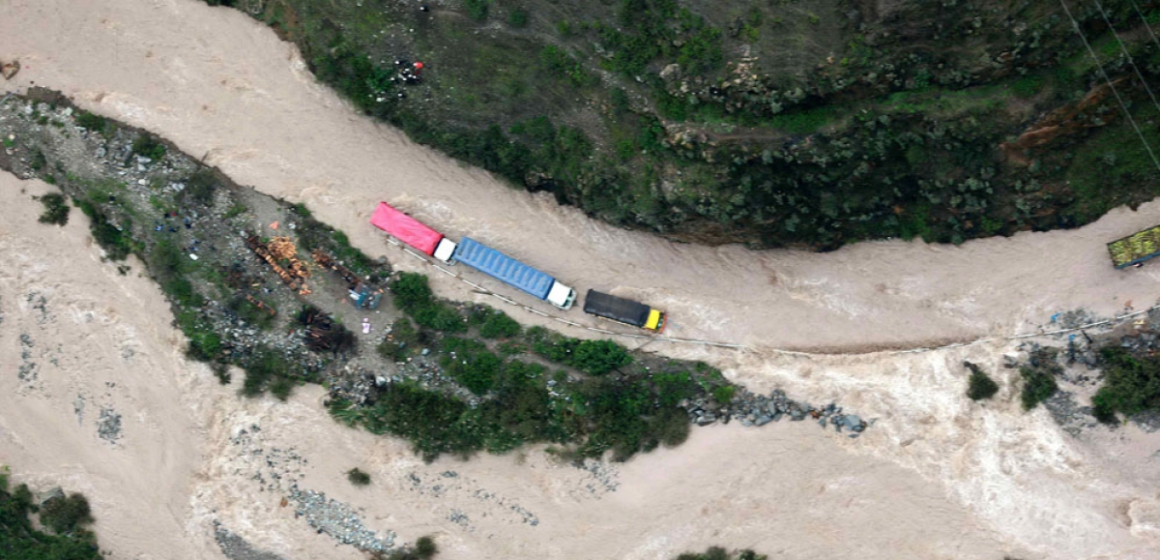 Kraftiga regn, dödliga översvämningar drabbade södra Peru; tusentals söker skydd

