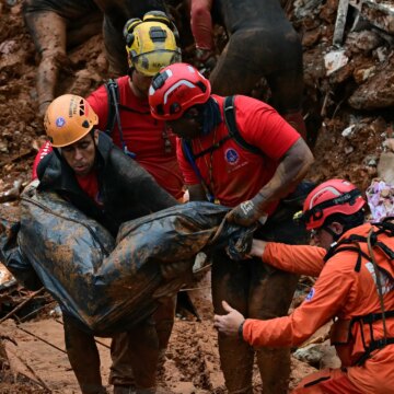 Räddningsmän letar efter försvunna efter stormfloden dödade 30 i Brasilien | Vädernyheter
