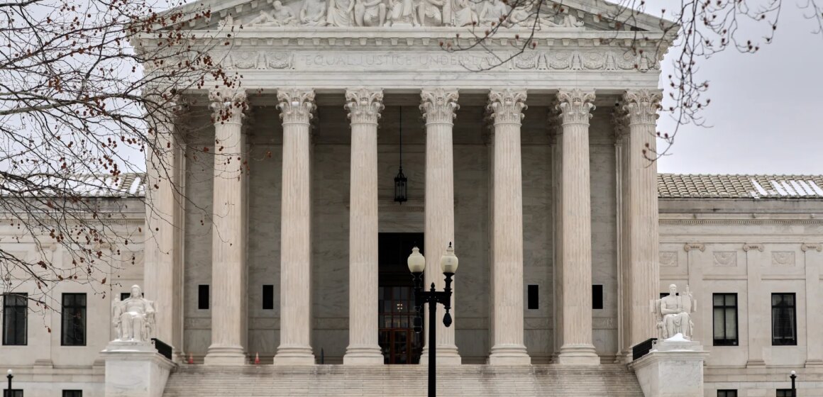 Som ett stort slag mot Trump slår USA:s högsta domstol ner hans globala tullar

