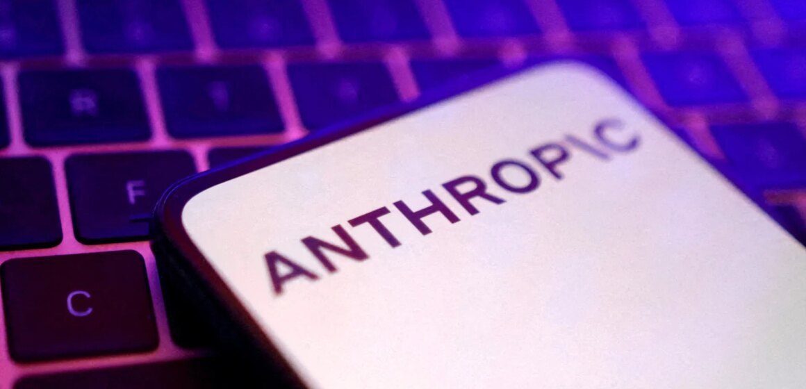 Trump beordrar federala myndigheter att sluta använda Anthropic när konflikten eskalerar


