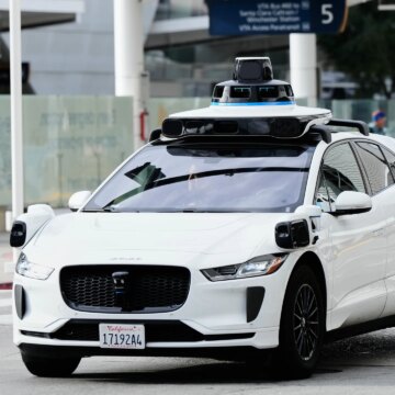 USA inleder en förundersökning efter att en Waymo självkörande bil körde på ett barn nära en skola

