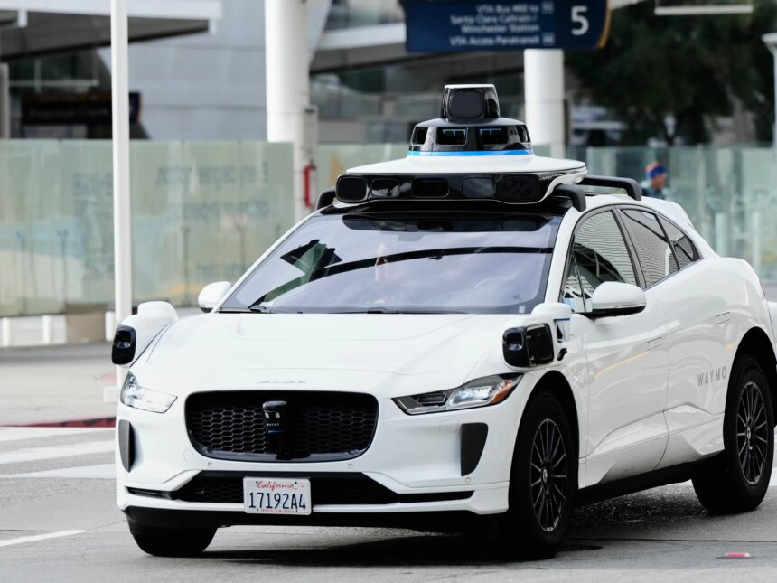 USA inleder en förundersökning efter att en Waymo självkörande bil körde på ett barn nära en skola

