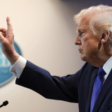 Världen reagerar när USA:s högsta domstol begränsar Trumps tullbefogenheter

