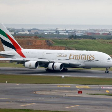 Tiotusentals människor kämpar för flyg från Mellanöstern mitt i kriget i Iran

