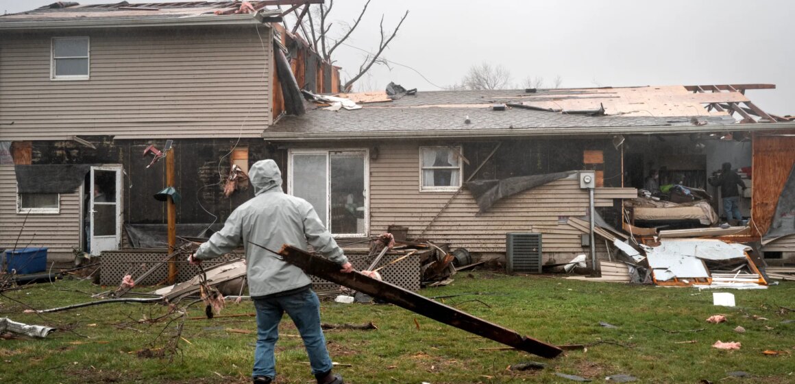 Två dödades när tornados sveper över USA:s Mellanvästern i det senaste extremvädret

