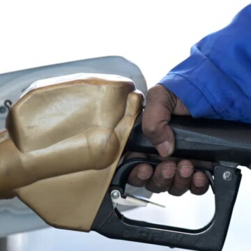 Oljepriserna svänger vilt bland blandade budskap om kriget i Iran

