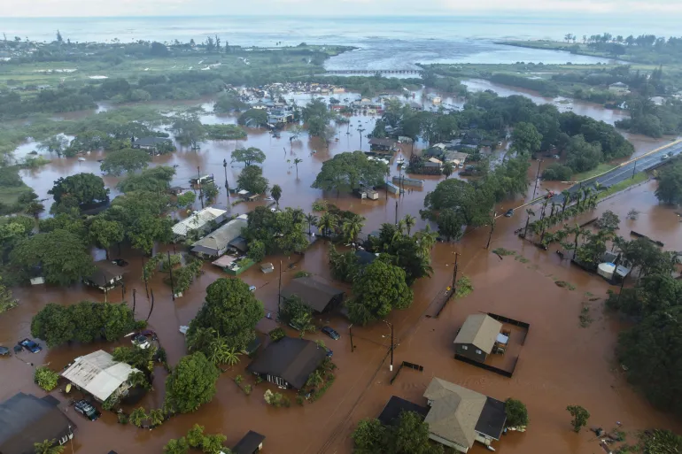 KORRIGERAR PLATS TILL HALEIWA, INTE WAIALUA - Floodwaters i Haleiwa, Hawaii, fredag ​​morgon den 20 mars 2026. (Craig Fujii/Honolulu Civil Beat via AP)
