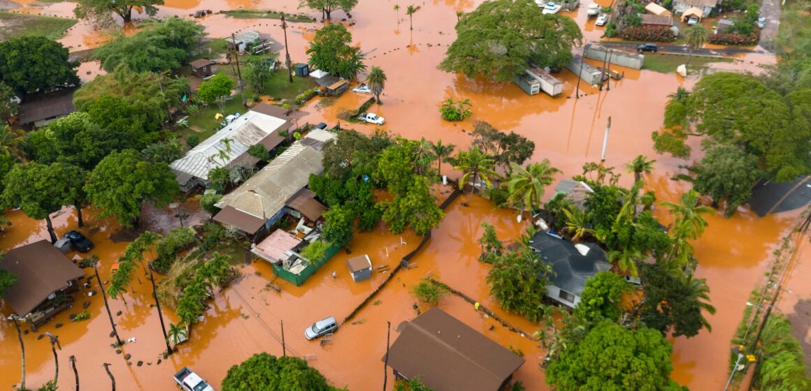 Översvämningar översvämmar Hawaii, vilket föranleder evakueringsorder för 5 500 personer


