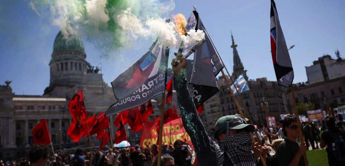 Argentinas senaten godkänner omstridda arbetsreformer som stöds av Milei

