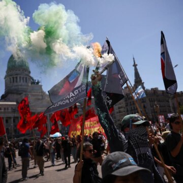 Argentinas senaten godkänner omstridda arbetsreformer som stöds av Milei

