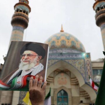 Den iranska regimens existentiella kris – och vad som kan komma efter Khamenei
