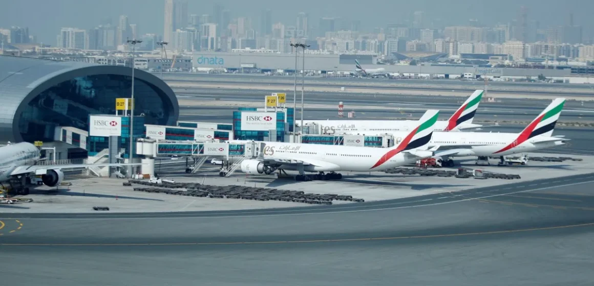 Förenade Arabemiraten återupptar begränsade flygningar mitt i resekaos över Mellanöstern

