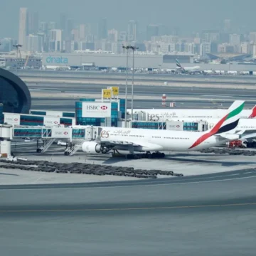 Förenade Arabemiraten återupptar begränsade flygningar mitt i resekaos över Mellanöstern

