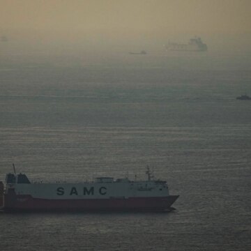 Iran säger att "icke-fientliga" fartyg kan passera säkert genom Hormuzsundet

