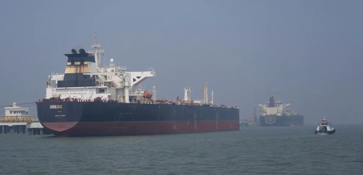 Oljan håller sig över 100 dollar per fat mitt i Irans strypgrepp på Hormuzsundet

