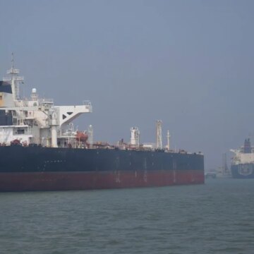 Oljan håller sig över 100 dollar per fat mitt i Irans strypgrepp på Hormuzsundet

