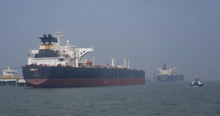 Oljan håller sig över 100 dollar per fat mitt i Irans strypgrepp på Hormuzsundet

